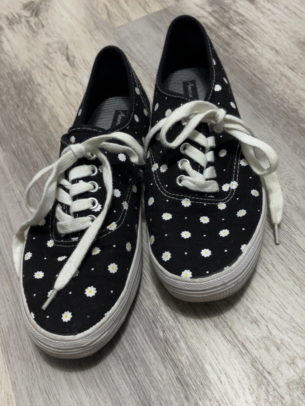 American Eagle Black Daisy Print Canvas Sneakers
